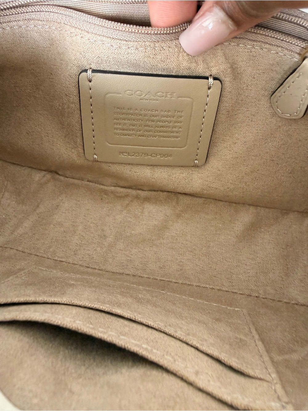 Coach Cream Leather Shoulder Bag with Gold Hardware and Chain Strap - Picture 5 of 5